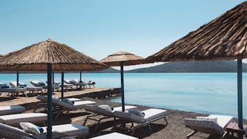 Playa privada, tumbonas y toallas de playa