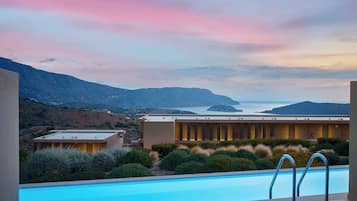 Una piscina techada, 3 piscinas al aire libre, sombrillas