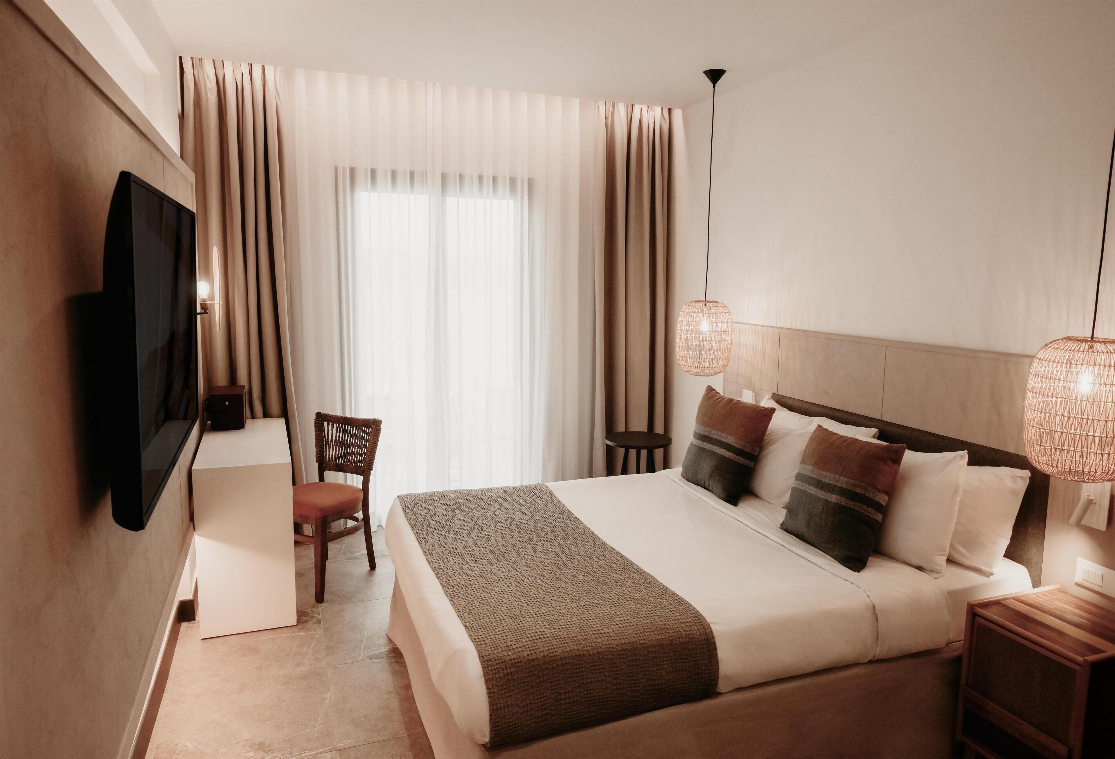 أغطية فراش متميزة وخزنة داخل الغرفة وواي فاي مجانًا وملاءات أسرّة