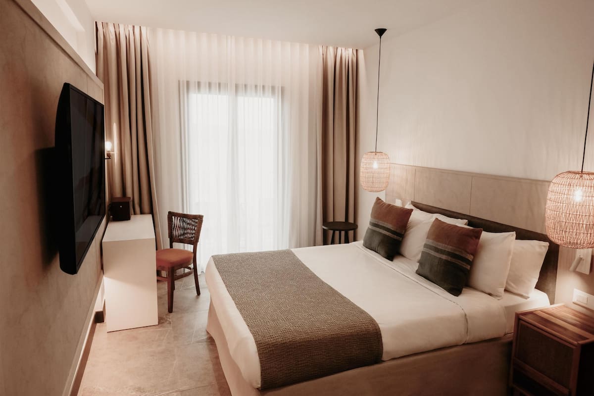 Room, 1 Queen Bed (Sapphire Cozy Nest) | Peralatan tempat tidur premium, peti besi dalam bilik, Wi-fi percuma 