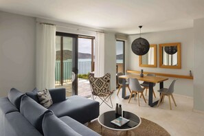 Sapphire Cozy Suite | Living area