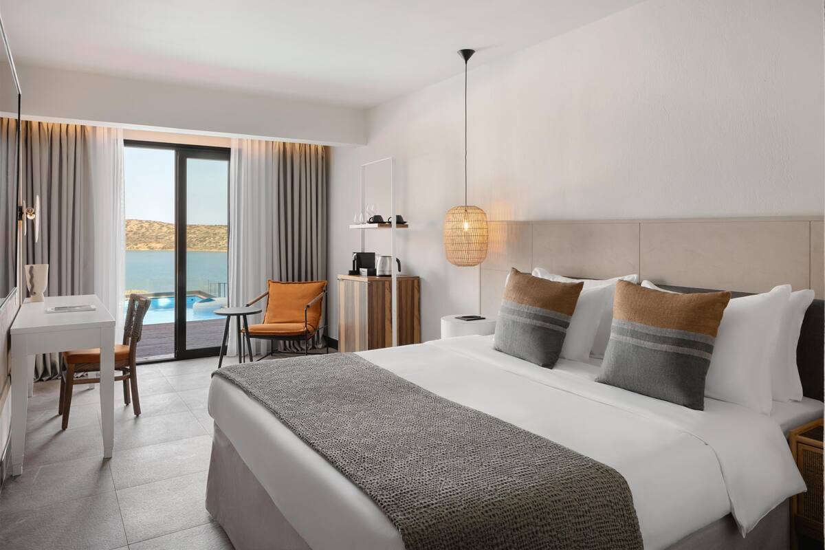Room, 1 Katil Ratu (Queen) (Sapphire Nest with Sharing Pool) | Peralatan tempat tidur premium, peti besi dalam bilik, Wi-fi percuma 