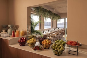 6 restaurants; breakfast, lunch, and dinner served