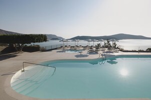 Una piscina techada, 3 piscinas al aire libre, sombrillas