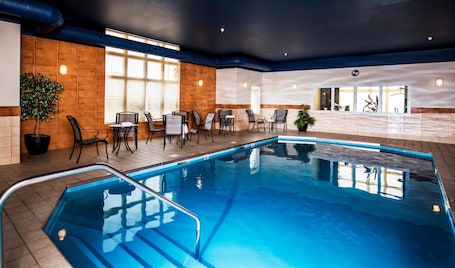 Una piscina techada. Best Western Plus Moncton