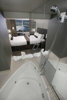 Tower Room Falls View One King Heart-shaped Jacuzzi room | 浴室 | 名牌洗护用品、吹风机、毛巾、肥皂