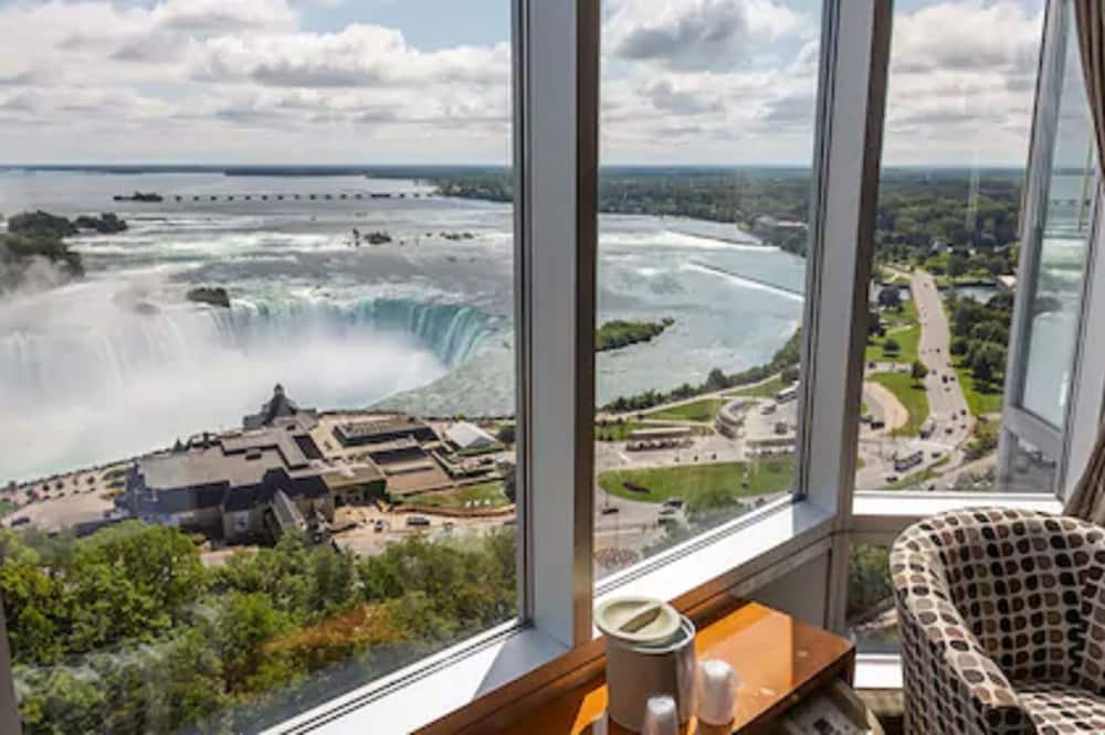 Oakes Hotel Overlooking the Falls