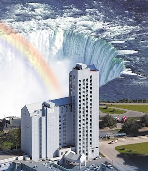 Hotel exterior and entrance at Oakes Hotel Overlooking the Falls