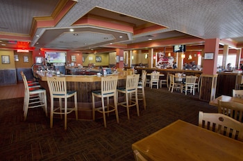 Breakfast, lunch and dinner served at Oakes Hotel Overlooking the Falls