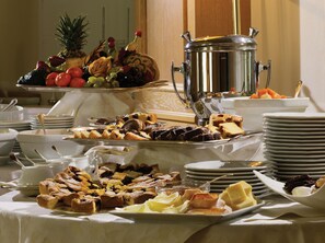 Buffet déjeuner gratuit tous les jours