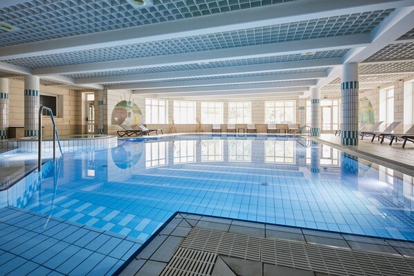 Piscine intérieure, piscine extérieure en saison, parasols