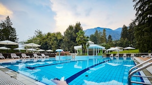 Indoor pool, seasonal outdoor pool, pool umbrellas, sun loungers - Grand Hotel Imperial (Levico Terme)