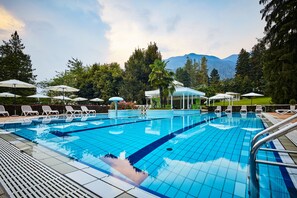 Piscina coperta, piscina stagionale all'aperto, ombrelloni da piscina