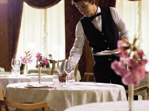 2 Restaurants; Frühstück, Mittagessen und Abendessen werden serviert