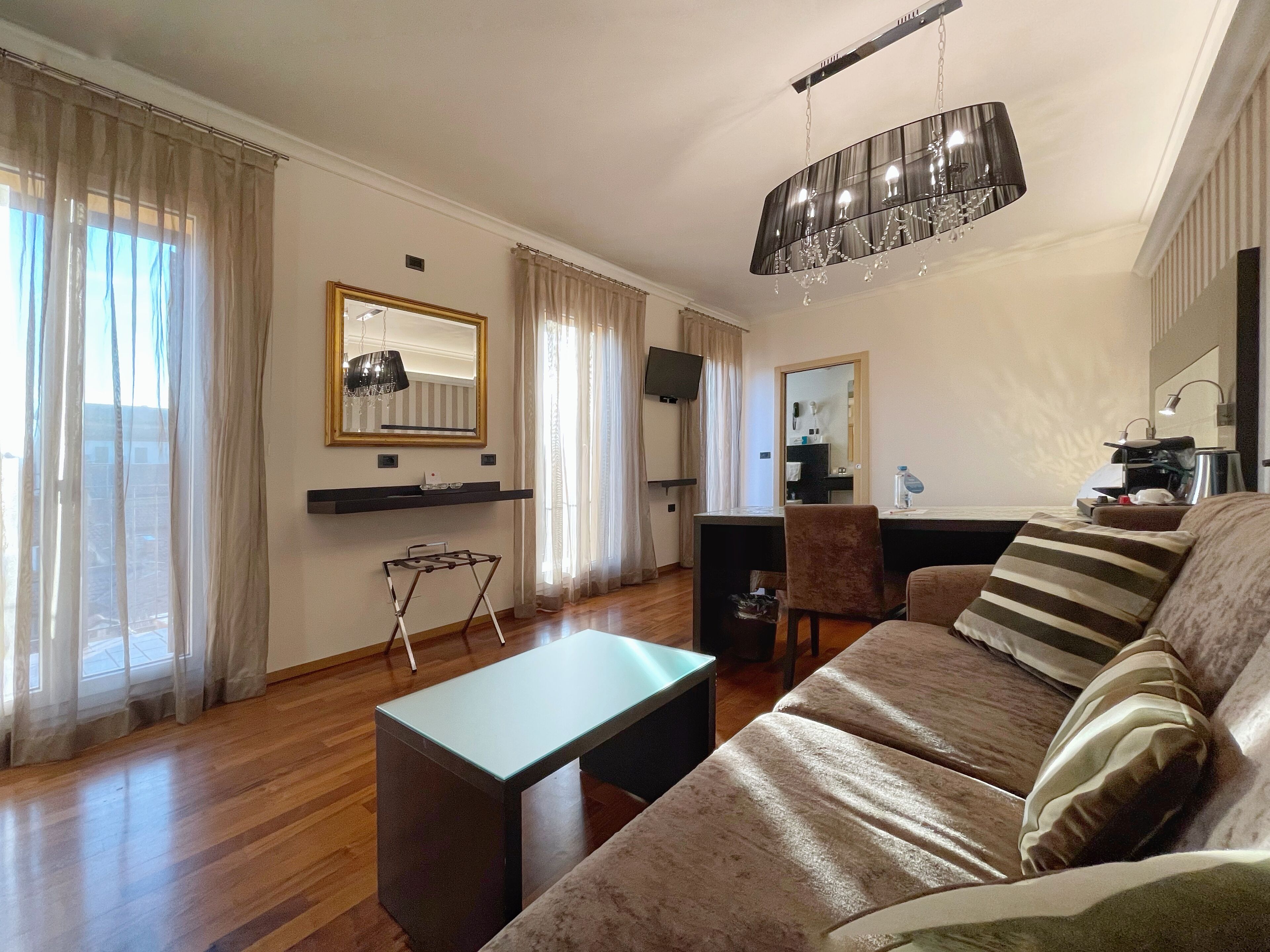 Diamond Junior Suite | Minibar, värdeförvaringsskåp på rummet och skrivbord