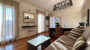 Diamond Junior Suite | Minibar, coffres-forts dans les chambres, bureau, rideaux occultants