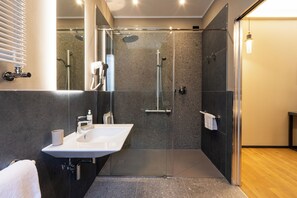 Habitación estándar con 1 cama doble o 2 individuales | Minibar, caja fuerte, escritorio y cortinas opacas