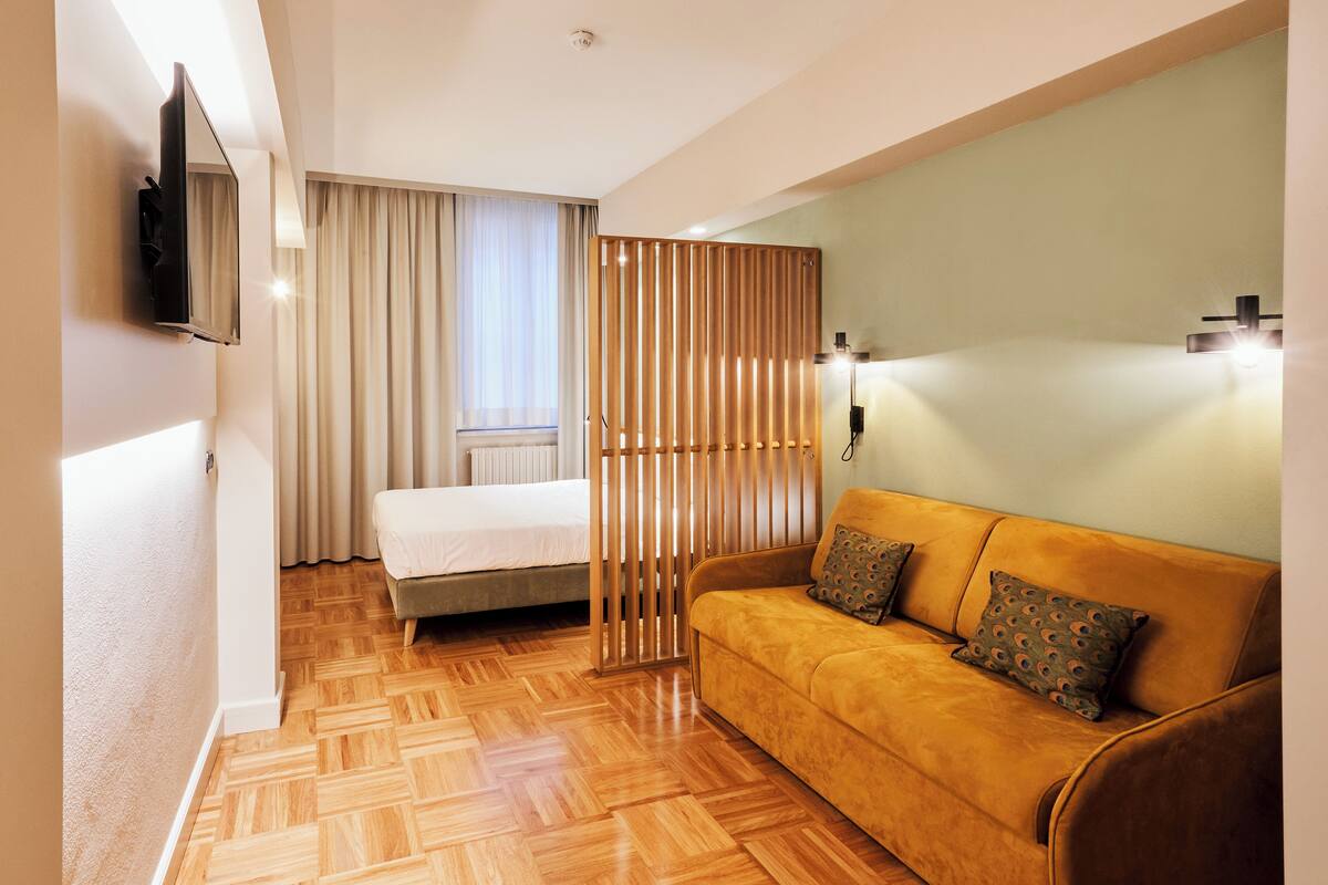 Junior Suite | Minibar, in-room safe, desk, blackout curtains