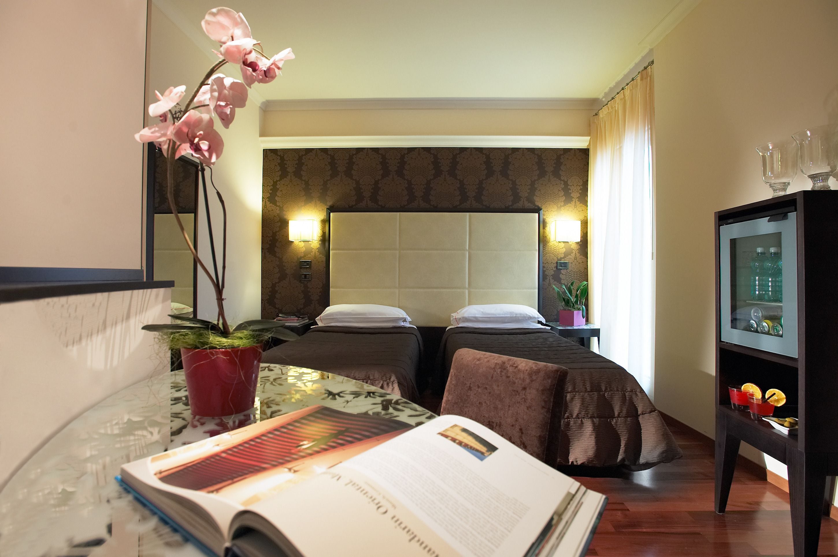 double room (gold) | 1 bedroom, minibar, in-room safe, desk