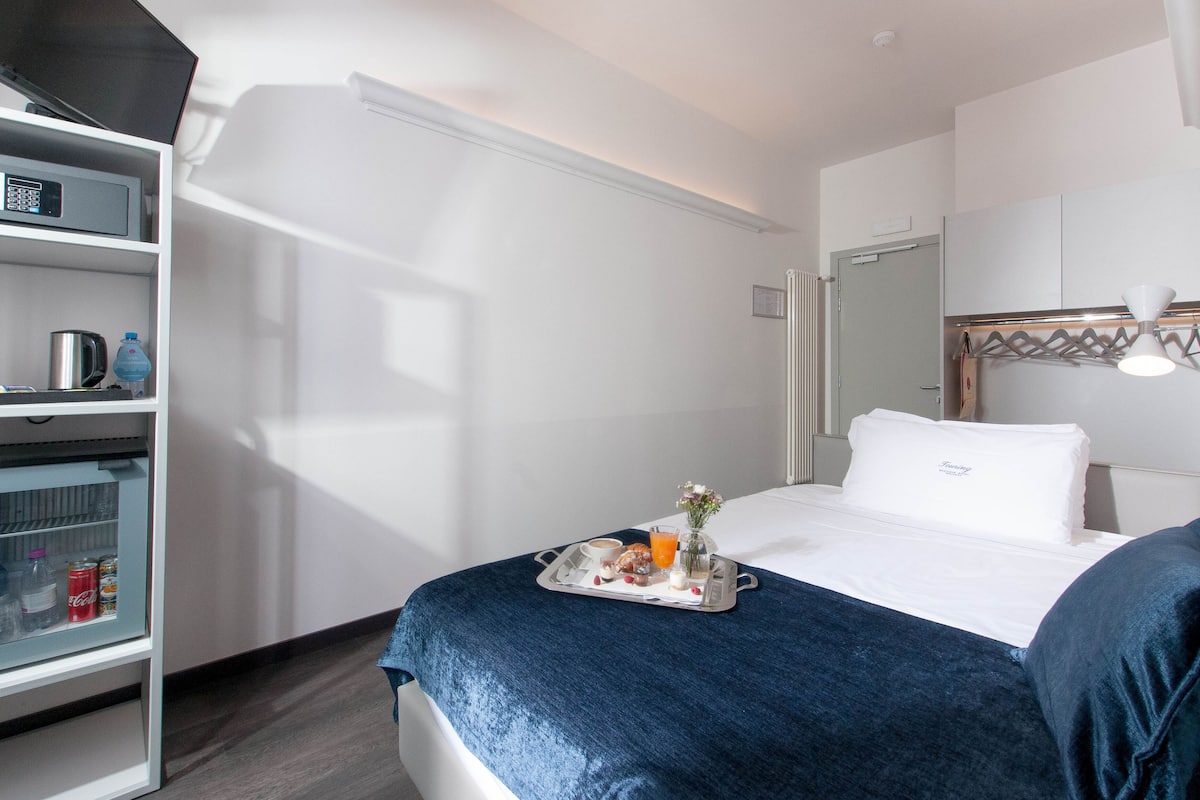 Singola Urban | Minibar, in-room safe, desk, blackout drapes