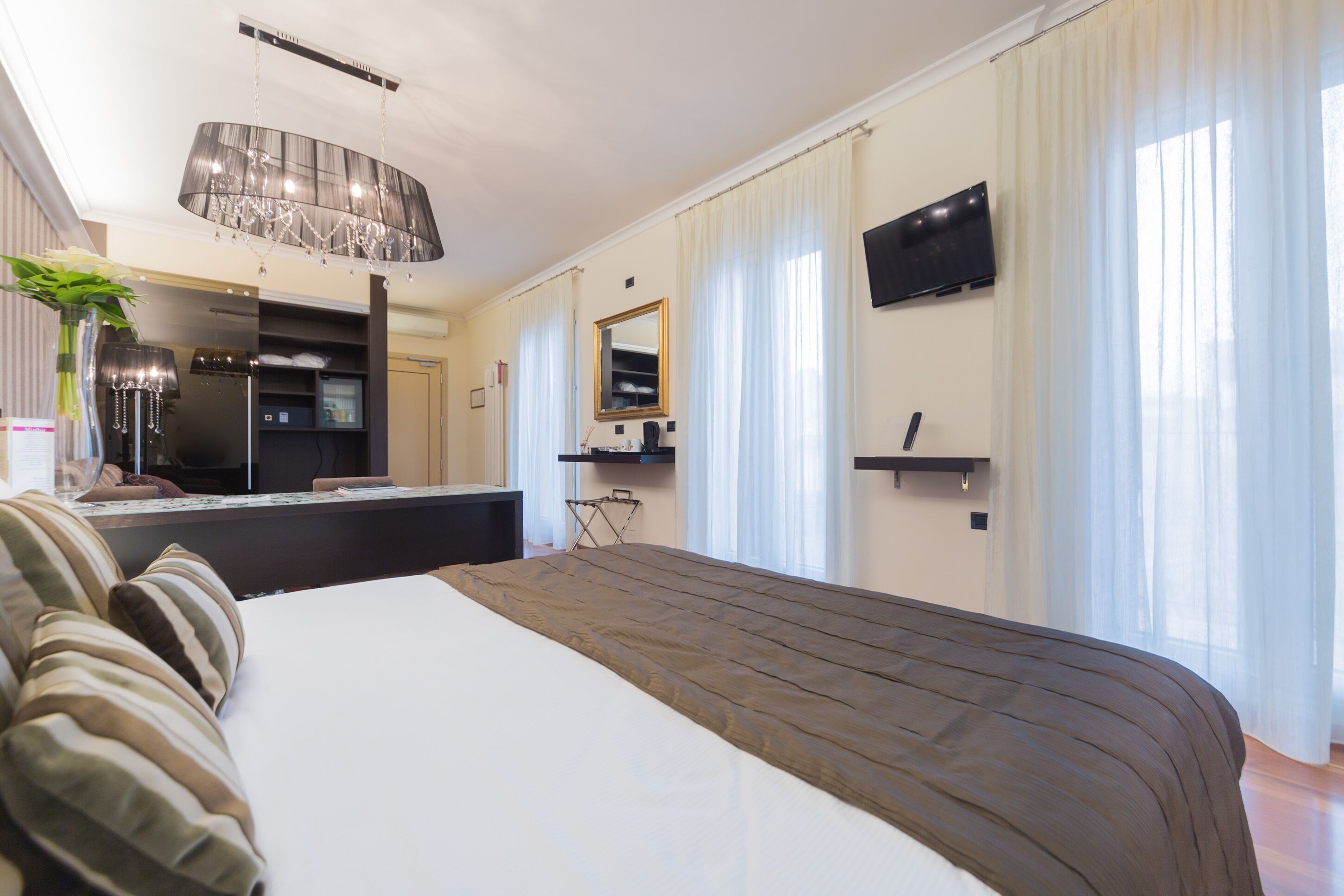 Minibar, safe på rommet, skrivebord og blendingsgardiner