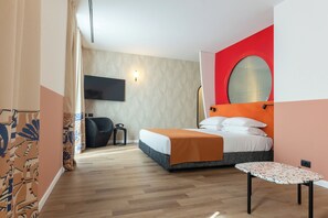 Habitación cuádruple Deluxe | Ropa de cama de alta calidad y caja de seguridad en la habitación 