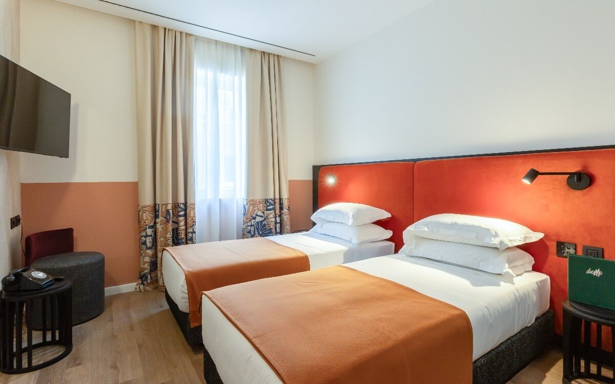 Ropa de cama de alta calidad, caja fuerte, escritorio y cortinas opacas