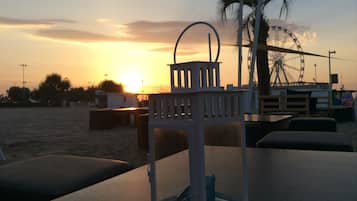 Traslado desde/hacia la playa, camastros, sombrillas y toallas de playa
