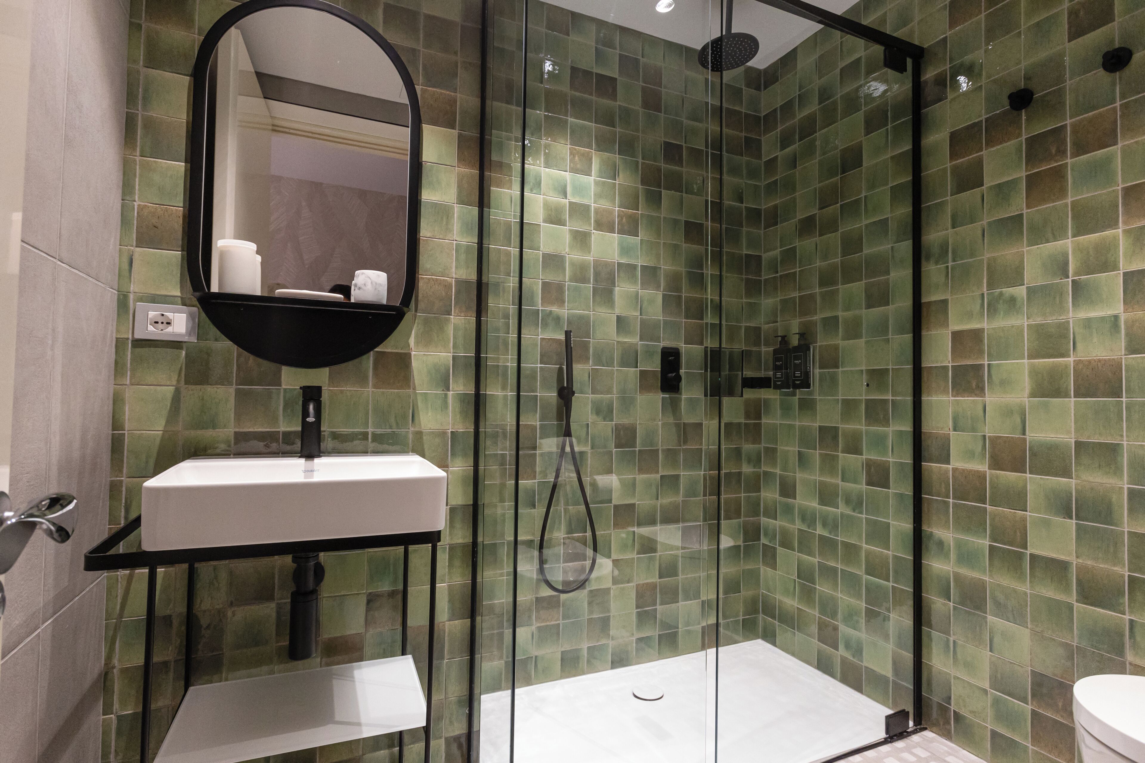 standard double room | bathroom | shower, rainfall showerhead, free toiletries, hair dryer