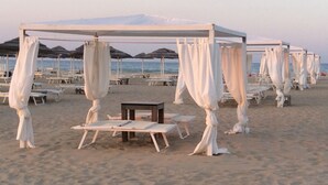 Pengangkutan ulang-alik pantai, kerusi lepak pantai, payung 