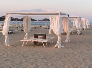 海灘接駁車、躺椅、遮陽傘、海灘浴巾