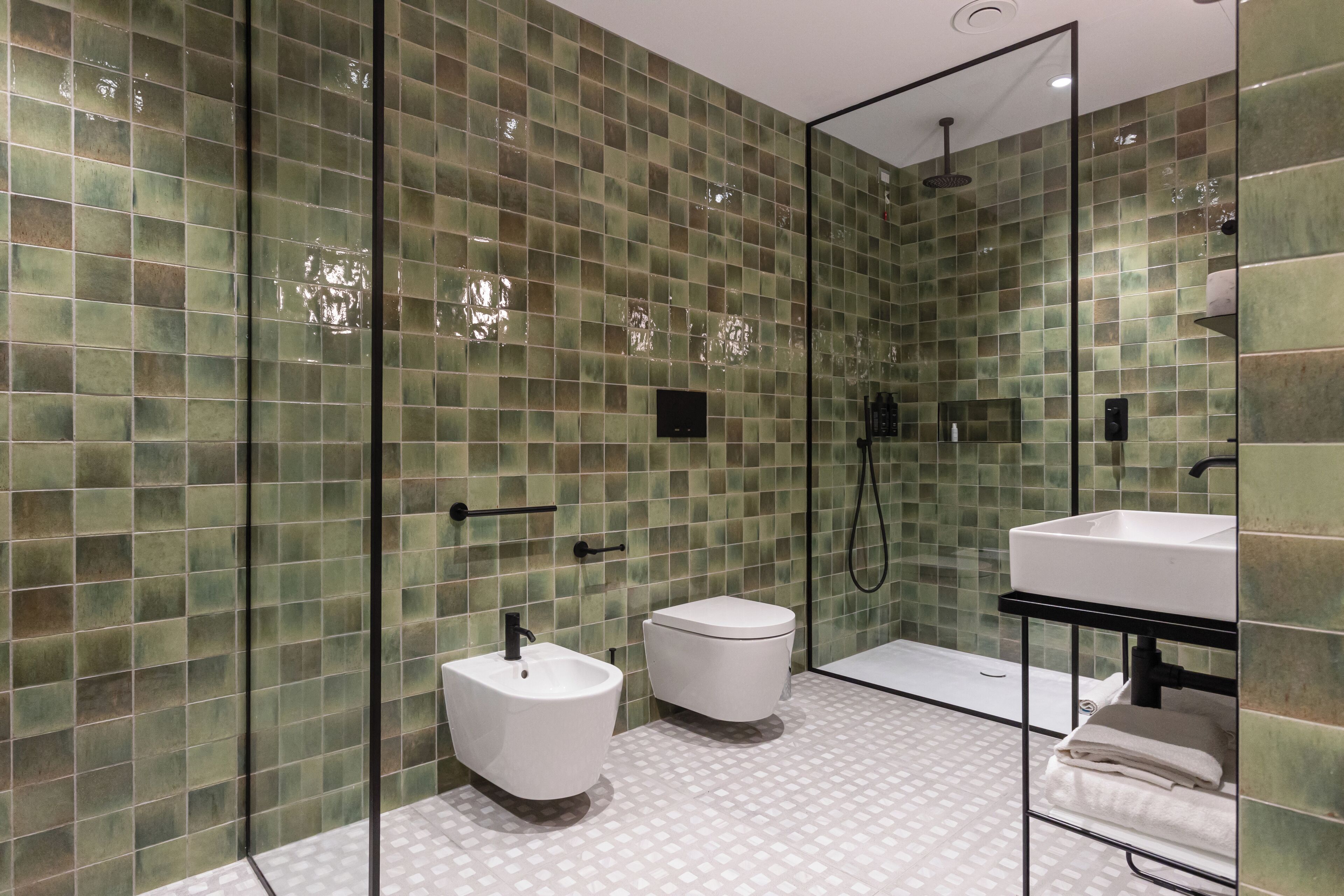 shower, rainfall showerhead, free toiletries, hair dryer