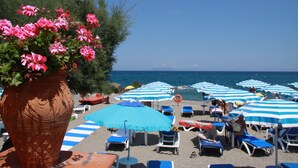 A beach with striped umbrellas and lounge chairs. - Hotel Il Gabbiano Beach (Terme Vigliatore)