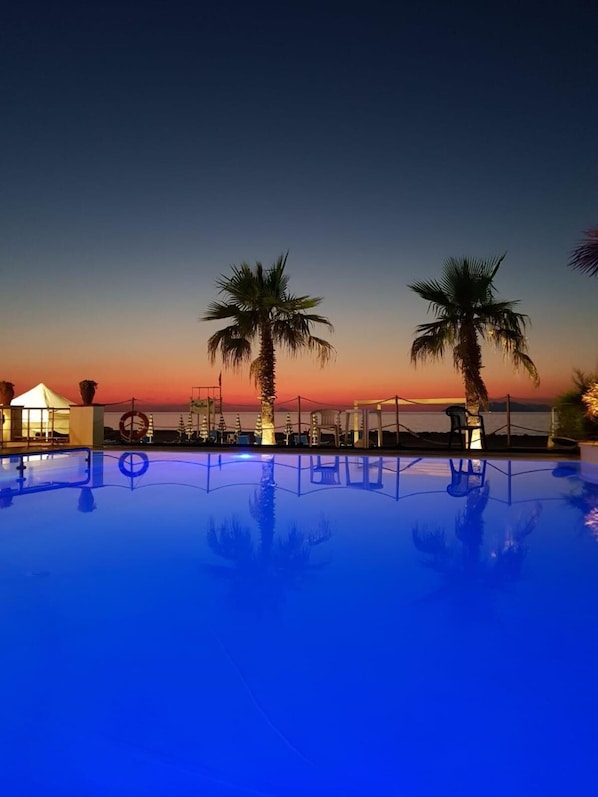 Piscina all'aperto, una piscina in terrazza, lettini