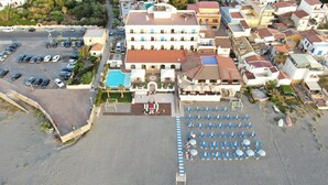 A hotel with a swimming pool, multiple floors, and a parking lot. - Hotel Il Gabbiano Beach (Terme Vigliatore)
