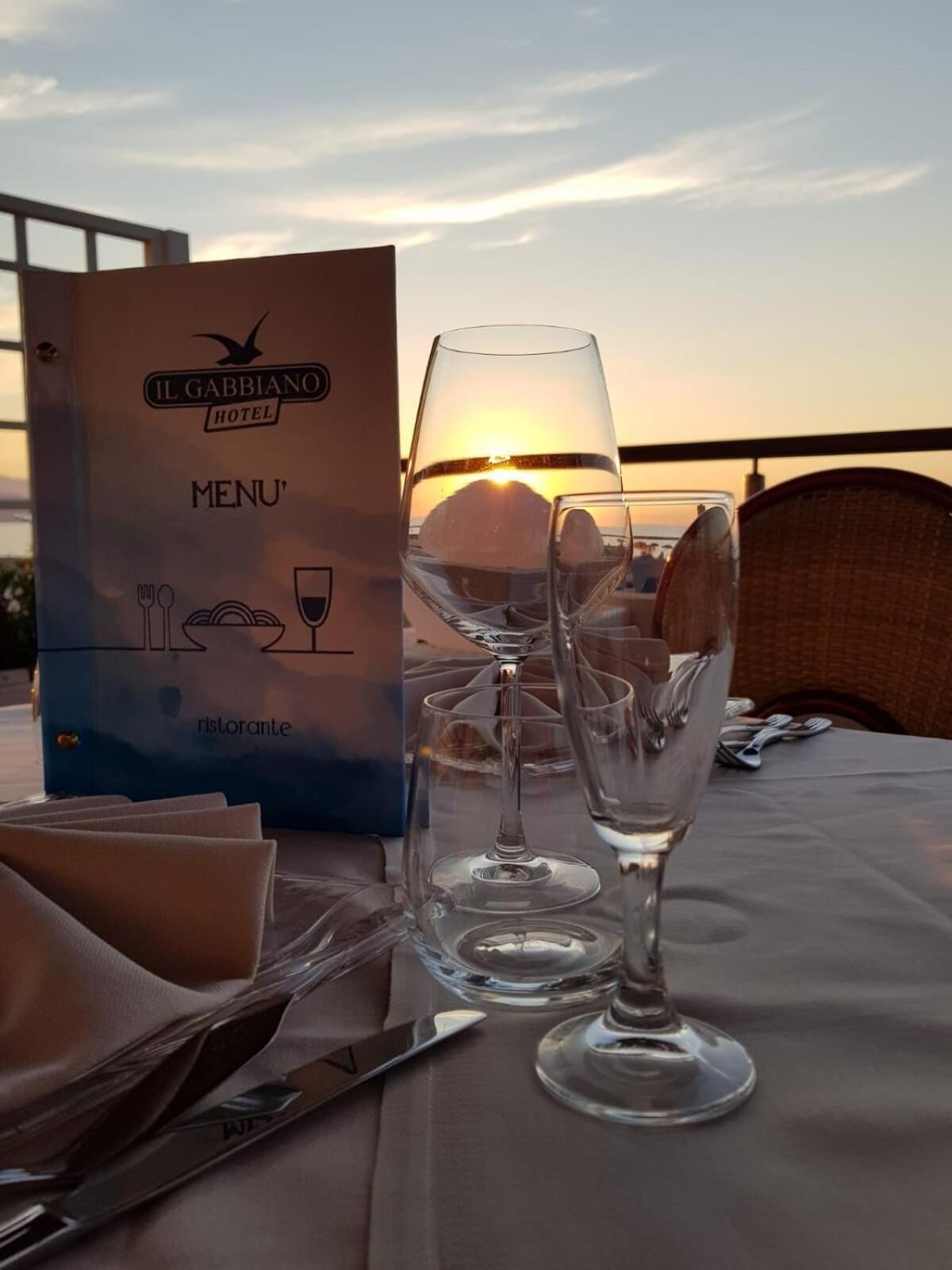 Una mesa de restaurante con un atril mostrando 