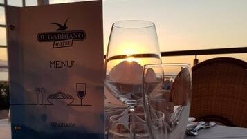 Una mesa de restaurante con un atril mostrando
