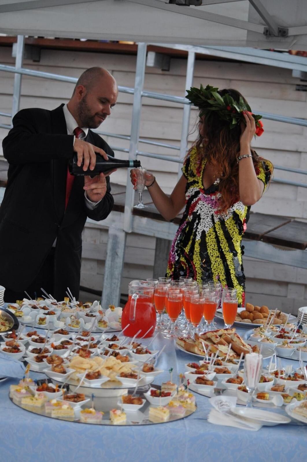 Une table de buffet proposant une variété de plats et de boissons.