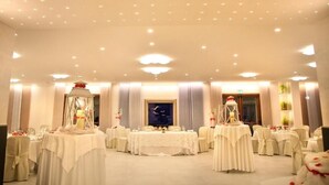 A banquet hall with round tables, white tablecloths, and candle centerpieces. - Hotel Il Gabbiano Beach (Terme Vigliatore)