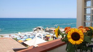 A beach view with umbrellas and sunflowers. - Hotel Il Gabbiano Beach (Terme Vigliatore)