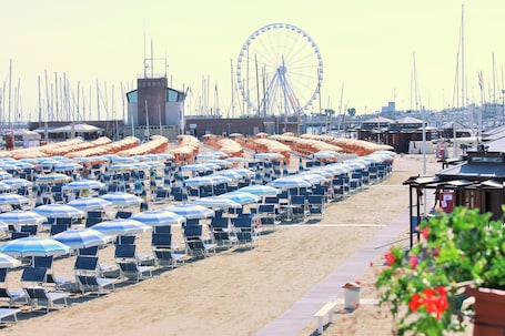 Perto da praia, areia branca, 3 bares na praia . Hotel Maria Serena