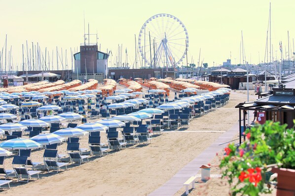 Beach nearby, white sand, 3 beach bars - Hotel Maria Serena (Rimini)