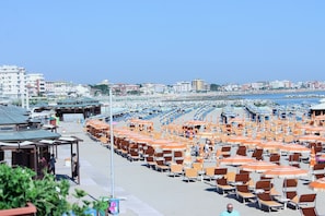 Beach nearby, white sand, 3 beach bars