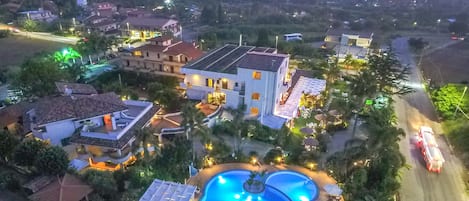 2 ulkouima-allasta, aurinkovarjoja, aurinkotuoleja