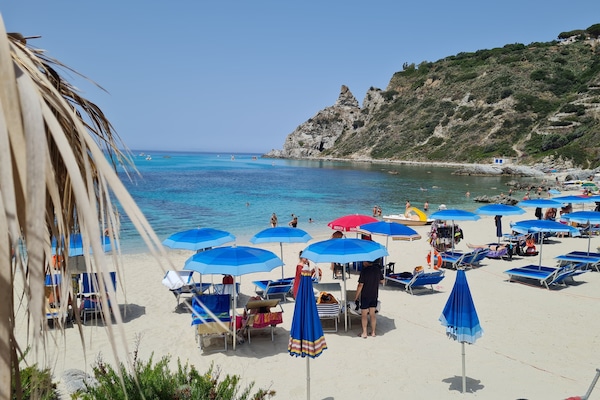 Beach nearby, free beach shuttle, sun loungers, beach umbrellas