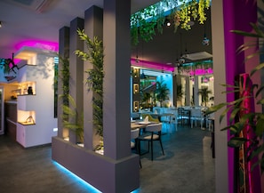 Déjeuner, dîner et brunch servis sur place, vue sur le jardin