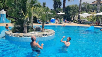 2 piscine all'aperto, ombrelloni da piscina, lettini