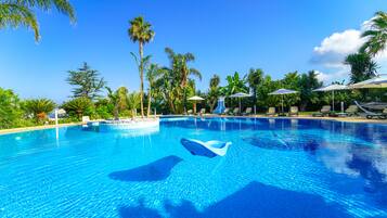 2 Außenpools, Sonnenschirme, Liegestühle