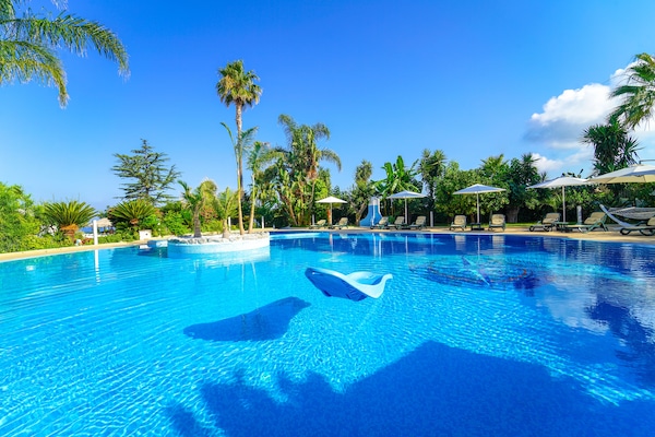 2 piscinas externas, guarda-sóis, espreguiçadeiras