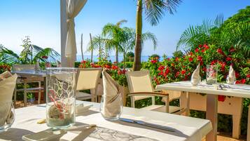 Serveert lunch, diner, brunch, Italiaanse gerechten, tuinzicht